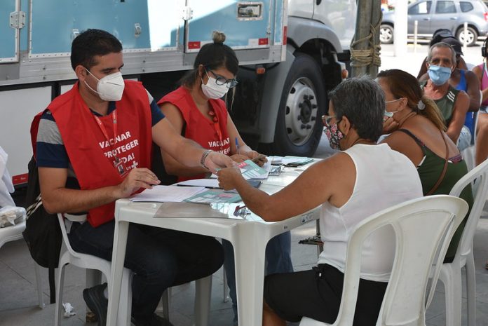 Caminhão da Saúde reforça vacinação contra a Covid-19 no Centro em Maricá
