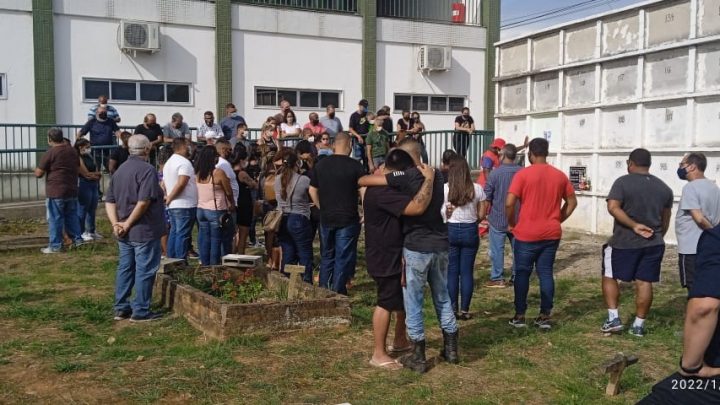 Familiares e amigos se despedem de motorista de aplicativo em Maricá