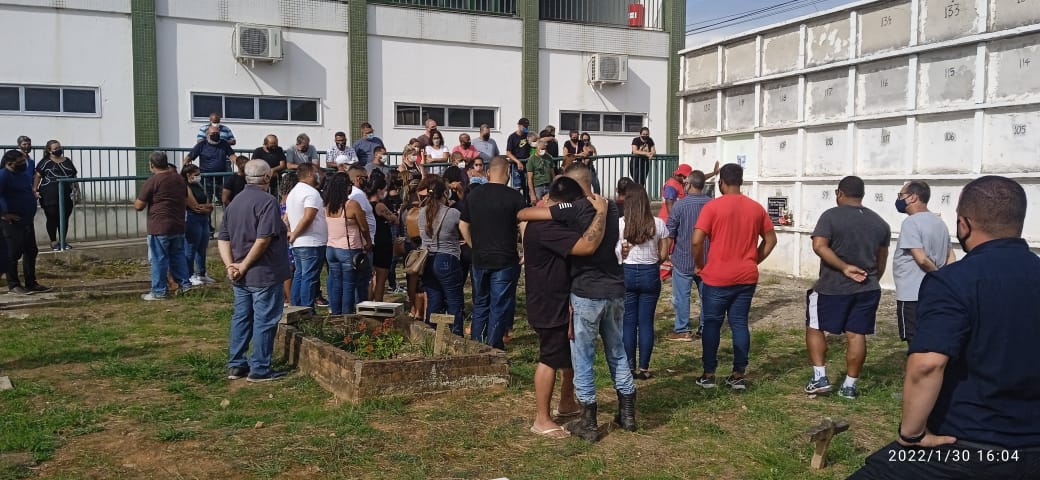 Familiares e amigos se despedem de motorista de aplicativo em Maricá