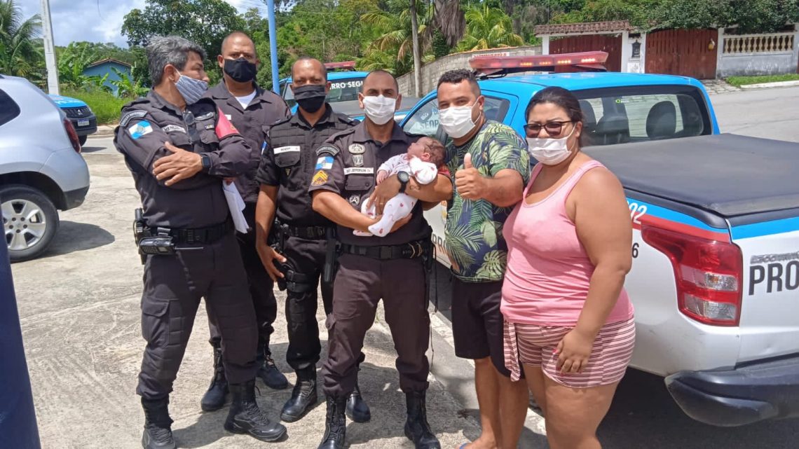 Policiais salvam recém-nascido asfixiado em Maricá