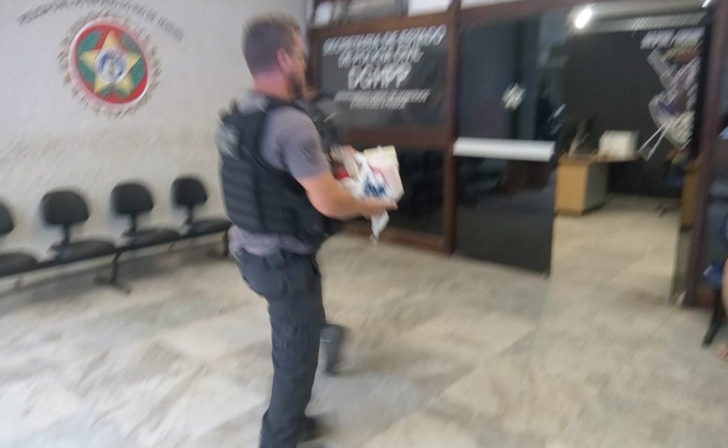 Polícia prende mulher acusada de matar o irmão em Maricá