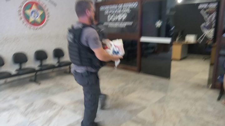 Polícia prende mulher acusada de matar o irmão em Maricá