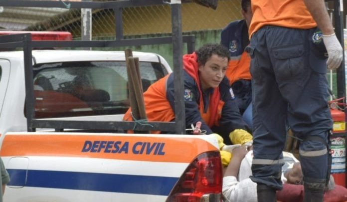 Defesa Civil de Maricá resgata idosa em imóvel com risco de desabamento em Petrópolis