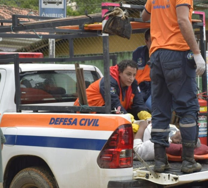Defesa Civil de Maricá resgata idosa em imóvel com risco de desabamento em Petrópolis