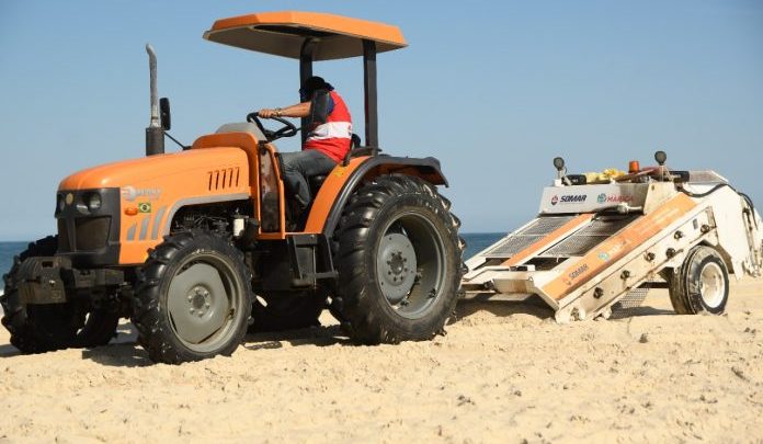 Prefeitura faz a limpeza da faixa de areia de Ponta Negra à Barra de Maricá