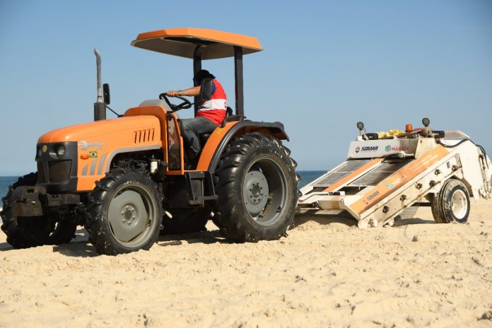Prefeitura faz a limpeza da faixa de areia de Ponta Negra à Barra de Maricá Prefeitura faz a limpeza da faixa de areia de Ponta Negra à Barra de Maricá