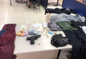 Adolescente é apreendido em Maricá acusado de matar o próprio irmão em Niterói Adolescente é apreendido em Maricá acusado de matar o próprio irmão em Niterói