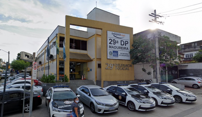 Homem vestido de bate-bola é preso com arma