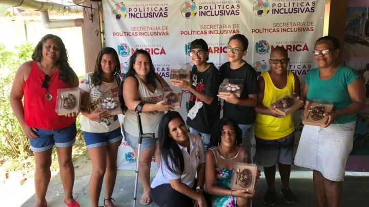 Segunda oficina de produção de ovos e trufas de chocolate para pessoas com deficiência