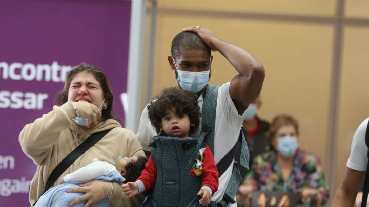 Jogador brasileiro que estava na Ucrânia desembarca amanhã no Galeão