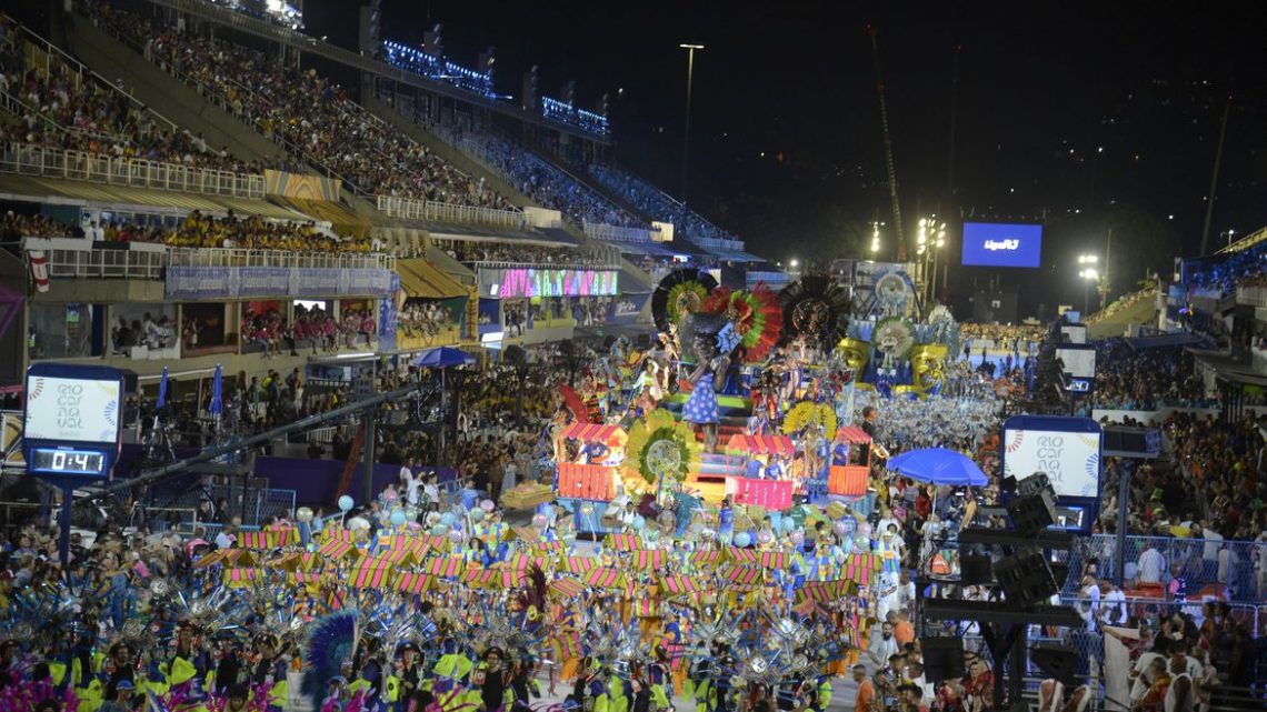 Mais oito escolas da Série Ouro desfilam esta noite na Sapucaí