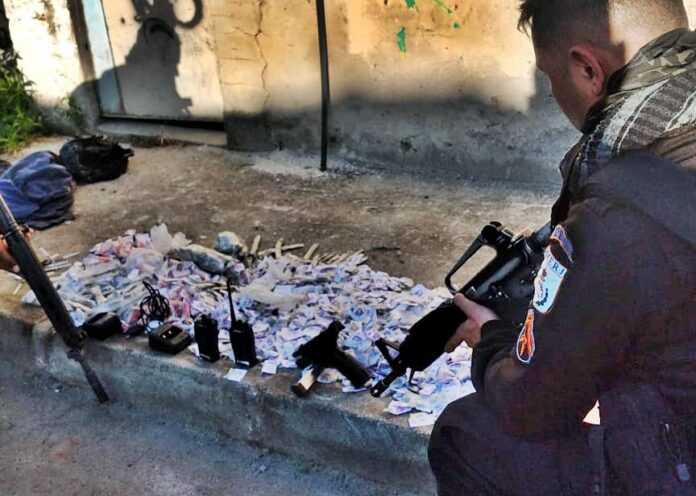 Troca de tiros em comunidade termina com dois mortos e apreensão de drogas e arma Troca de tiros em comunidade termina com dois mortos e apreensão de drogas e arma