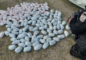 Dupla é presa com mais de 14 mil cápsulas de cocaína em Cabo Frio