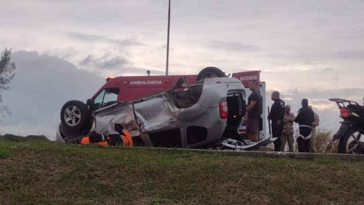 Capotamento deixa uma mulher ferida em acidente na RJ-140, entre Cabo Frio e Arraial