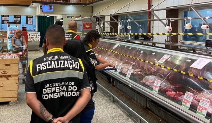 Maricá: Operação do Procon e Polícia Civil interdita açougue de supermercado