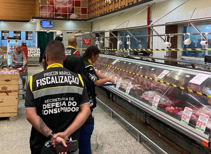 Maricá: Operação do Procon e Polícia Civil interdita açougue de supermercado