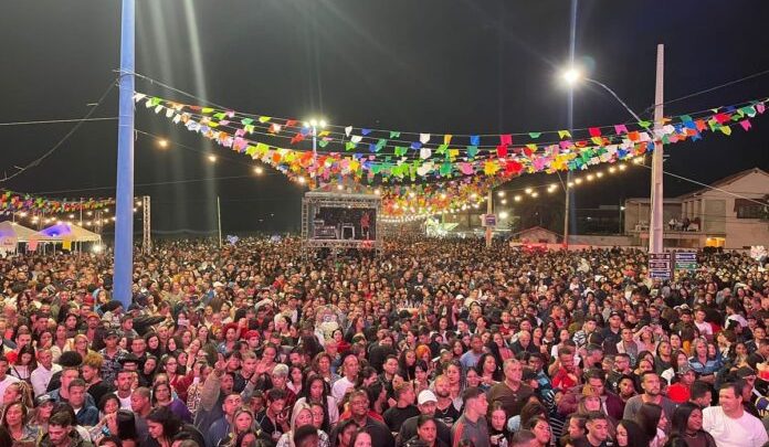 Arraiá de Maricá: ‘Barões da Pisadinha’ arrasta multidão com show marcado por problemas técnicos