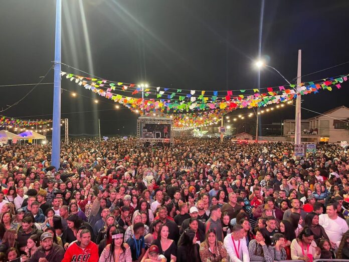 Arraiá de Maricá: ‘Barões da Pisadinha’ arrasta multidão com show marcado por problemas técnicos Arraiá de Maricá: ‘Barões da Pisadinha’ arrasta multidão com show marcado por problemas técnicos