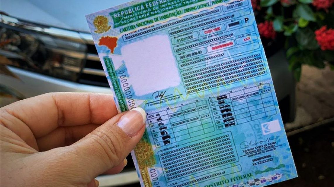 Carteira Nacional de Habilitação tem novo modelo a partir de hoje Carteira Nacional de Habilitação tem novo modelo a partir de hoje