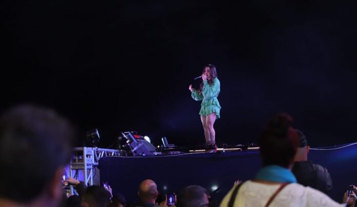 Cantora sertaneja encerra a Festa da Padroeira na Barra de Maricá