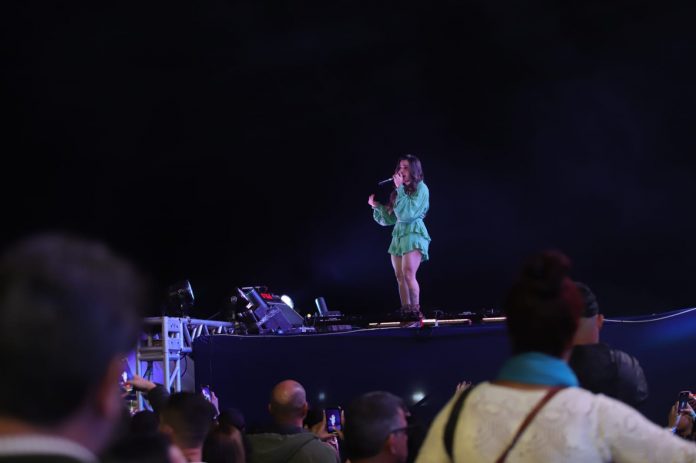 Cantora sertaneja encerra a Festa da Padroeira na Barra de Maricá Cantora sertaneja encerra a Festa da Padroeira na Barra de Maricá