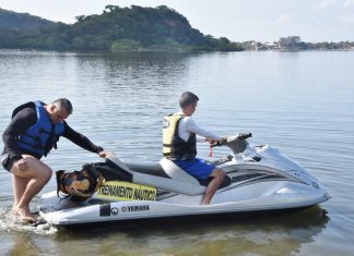Guardas municipais têm aula prática para pilotar moto aquática Guardas municipais têm aula prática para pilotar moto aquática