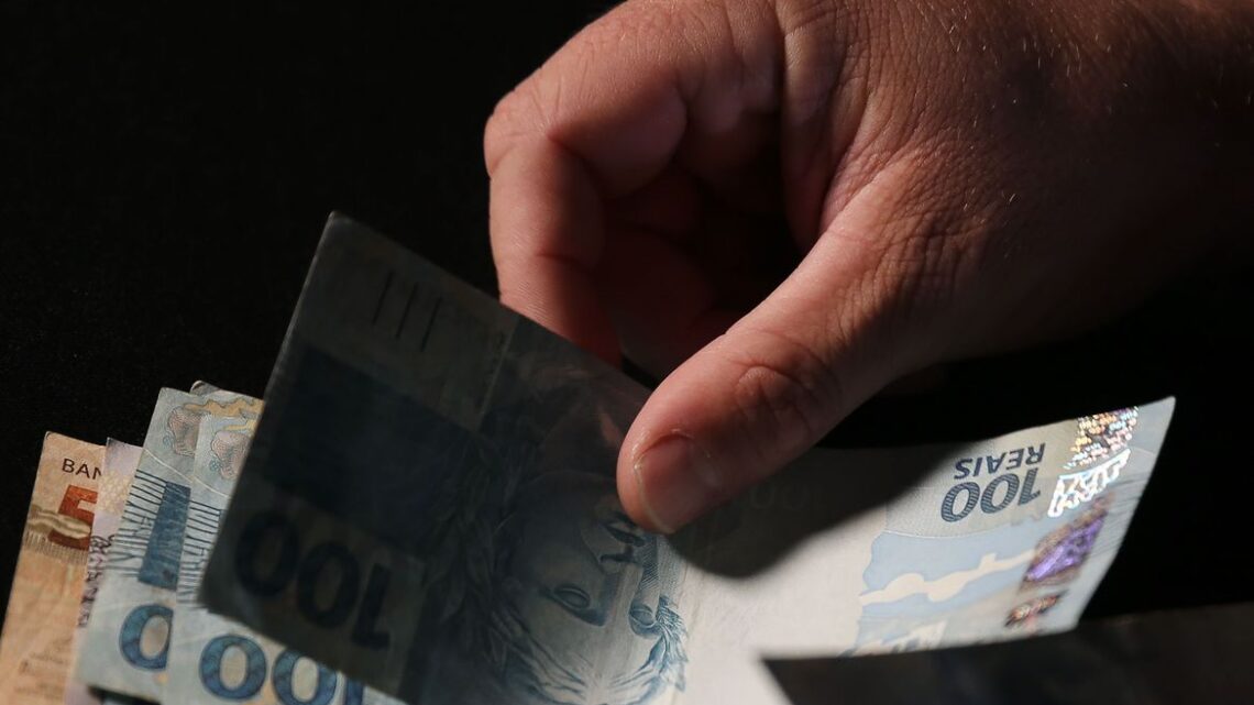 Lei de Diretrizes Orçamentárias prevê mínimo de R$ 1.294 em 2023