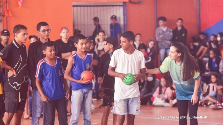 Alunos da rede municipal de ensino recebem aulas de handebol de praia