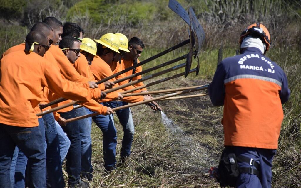 Defesa Civil realiza treinamento contra incêndios na restinga de Maricá Defesa Civil realiza treinamento contra incêndios na restinga de Maricá