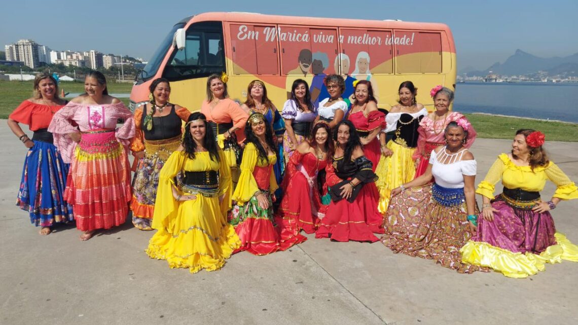 Grupo de dança cigana da Terceira Idade de Maricá se apresenta em teatro de Niterói