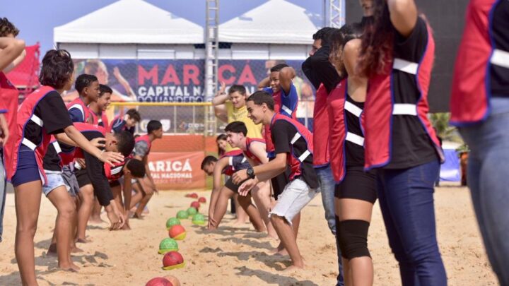 Estudantes da rede pública de ensino de Maricá participam de oficina de handebol de praia