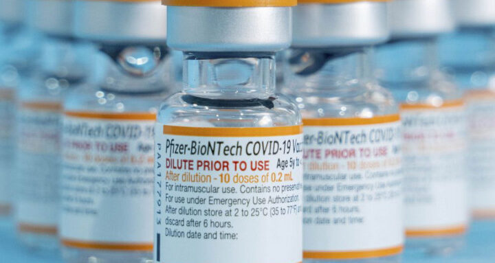 Covid-19: dose de reforço de vacina diferente protege mais, diz estudo