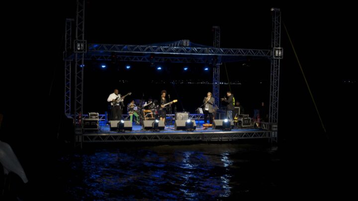 Noite de jazz e blues esquenta o público no Deck Pôr do Sol da Orla de Araçatiba, em Maricá￼