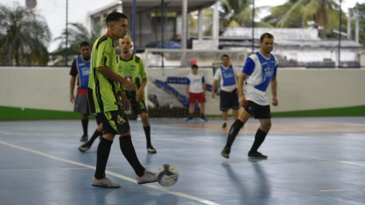Esporte e Lazer reúne 20 atletas com deficiência intelectual para jogo de futsal￼
