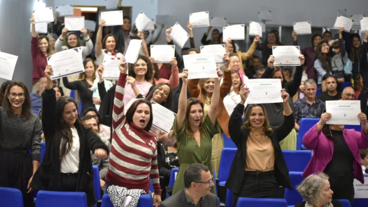 Prefeitura entrega 152 certificados da Formação Inicial e Continuada (FIC) em Libras￼