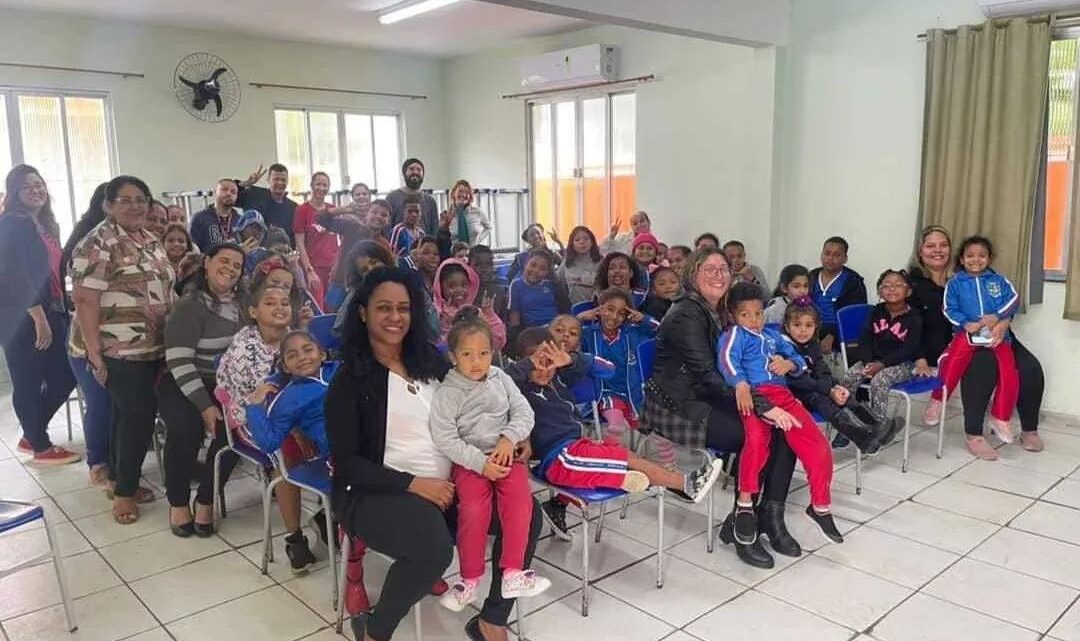 Caravana da Cultura leva apresentações artísticas para escola de Ponta Negra