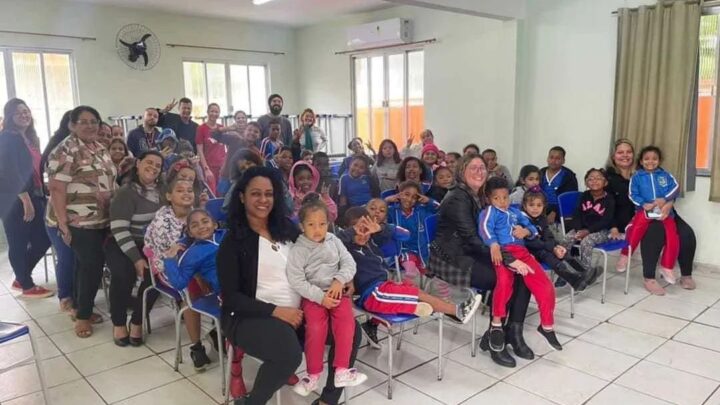 Caravana da Cultura leva apresentações artísticas para escola de Ponta Negra