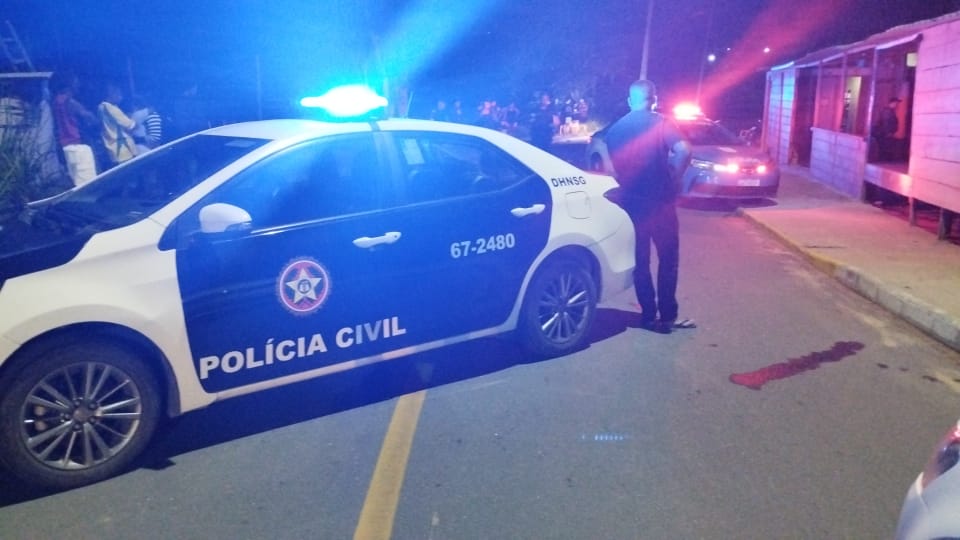 Homem é morto a tiros dentro de bar em Maricá