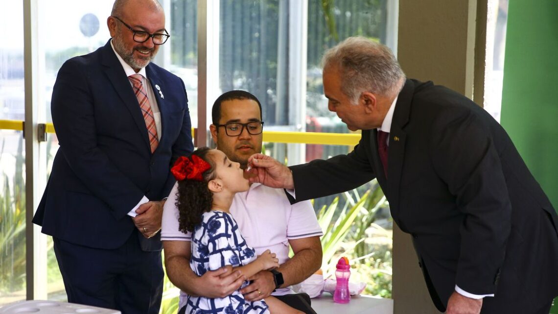 Ministro faz novo apelo para vacinação de crianças contra a pólio Ministro faz novo apelo para vacinação de crianças contra a pólio