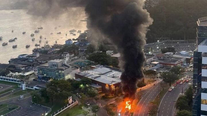 Criminosos incendeiam ônibus em Vitória depois do confronto com policiais militares
