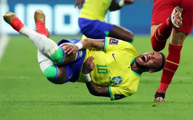 Neymar e Danilo acusam lesão e estão fora do próximo jogo da seleção