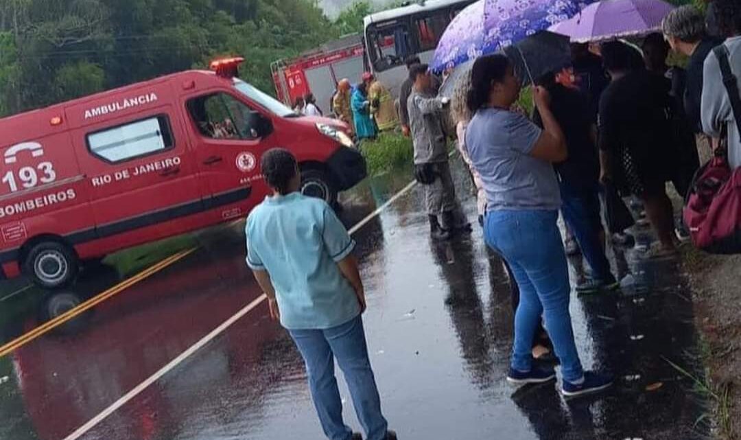 Acidente com ônibus deixa várias pessoas feridas em Saquarema – RJ Acidente com ônibus deixa várias pessoas feridas em Saquarema – RJ