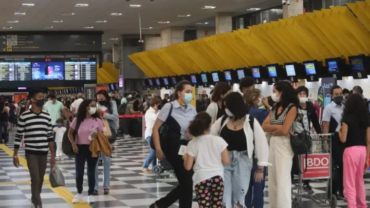 Máscaras em aviões e aeroportos são obrigatórias a partir do dia (25)
