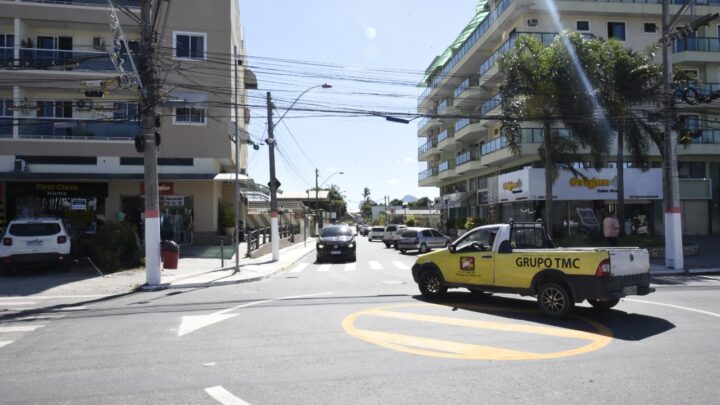 Prefeitura implementa o sistema viário binário em rua do Centro de Maricá