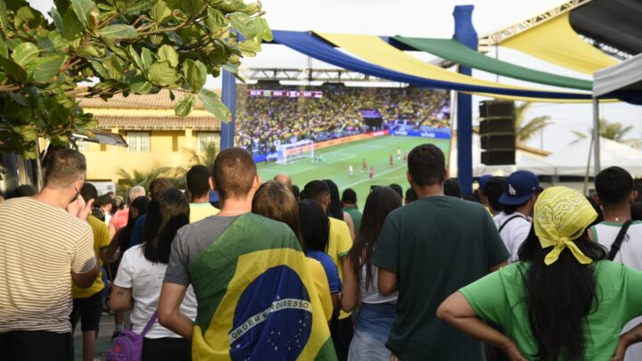 Maricaenses vibram com a vitória do Brasil sobre a Sérvia em transmissão de jogo nos bairros de Itaipuaçu e da Barra