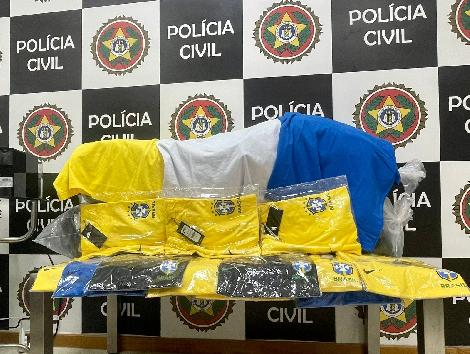 Polícia Civil apreende camisas falsificadas da seleção brasileira e outras peças de vestuário em Jacarepaguá