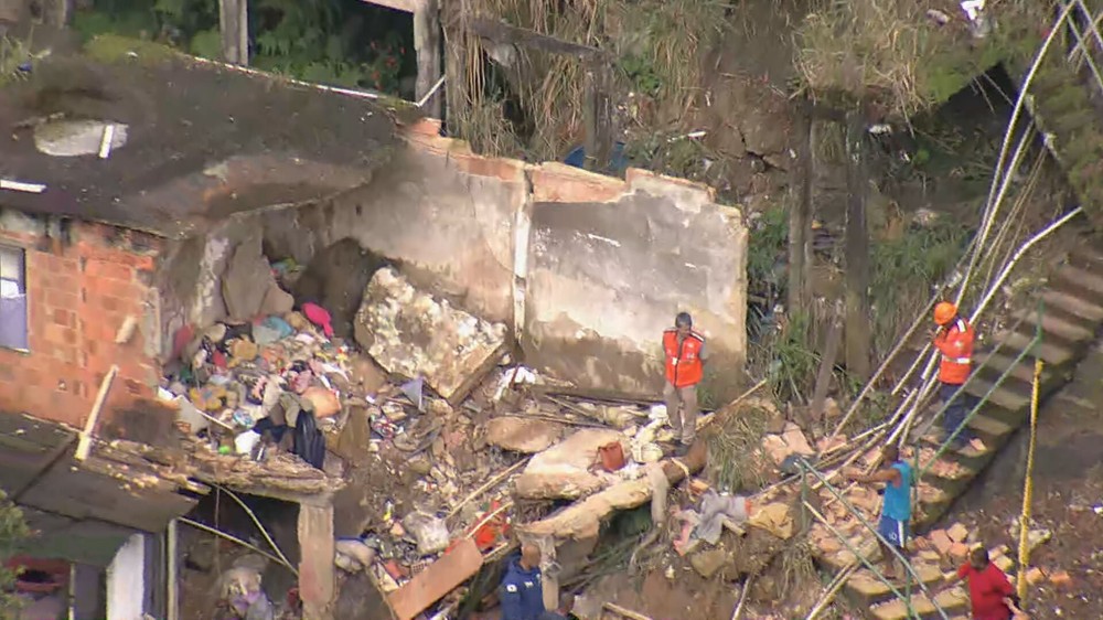 Mulher morre em desabamento de casa no Rio Comprido, Zona Norte do Rio Mulher morre em desabamento de casa no Rio Comprido, Zona Norte do Rio