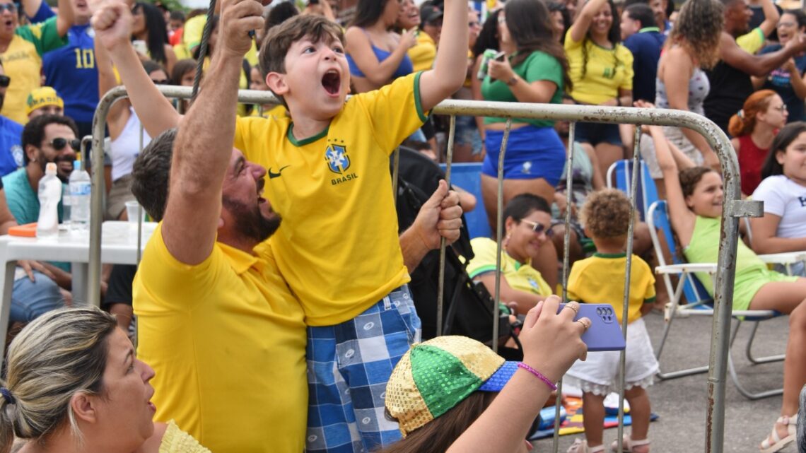 Público comemora classificação do Brasil nos espaços montados em Itaipuaçu e na Barra de Maricá Público comemora classificação do Brasil nos espaços montados em Itaipuaçu e na Barra de Maricá