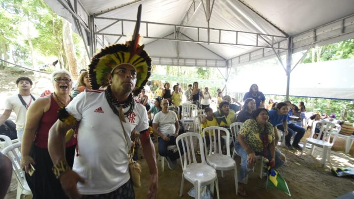 Prefeitura reúne indígenas e visitantes para transmissão do jogo do Brasil na Aldeia Céu Azul de Itaipuaçu