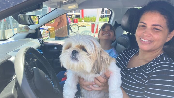 Primeiro dia da vacinação antirrábica animal drive-thru mobiliza moradores da cidade